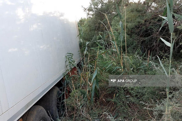 Sabirabadda TIR yoldan çıxaraq kanala aşdı - FOTO