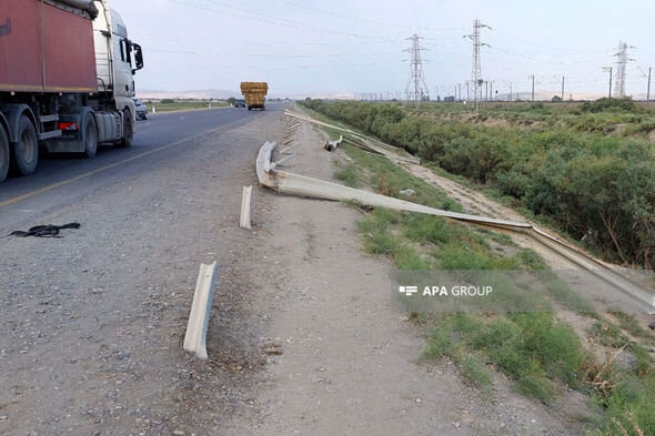 Sabirabadda TIR yoldan çıxaraq kanala aşdı - FOTO
