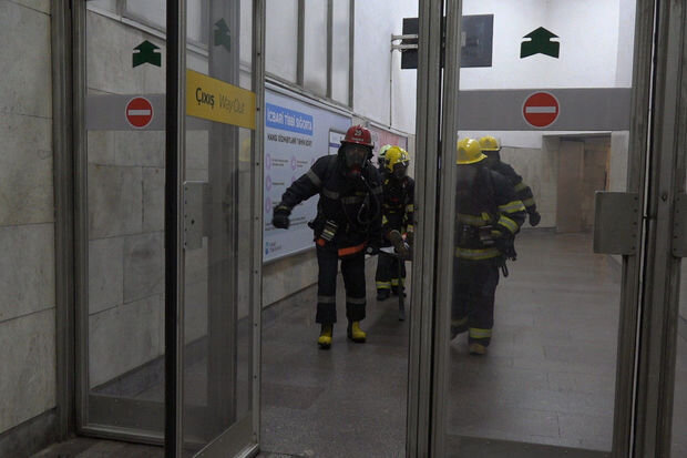 Metroda təlim: Şərti yanğın söndürüldü, "zərərçəkmişlər" təxliyə olundular - VİDEO