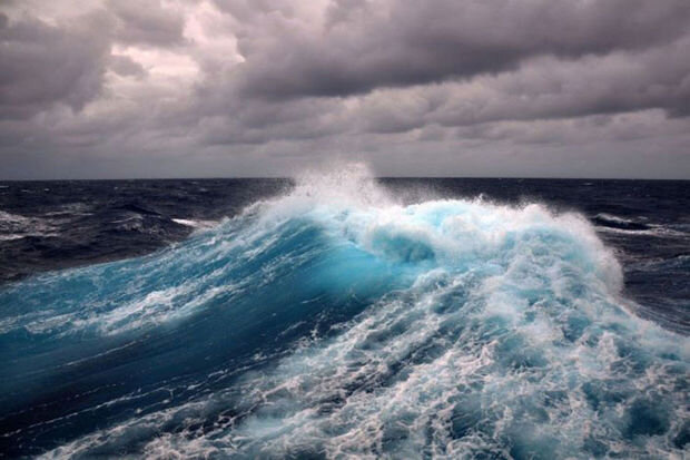 Xəzərdə dalğanın hündürlüyü beş metrə çatıb