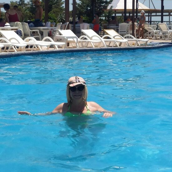 "Elit star" Cəmilə çimərlik geyimində gənc oğlanla - FOTO