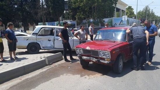 VAZ-lar toqquşdu: sürücülər yaralandı - FOTO