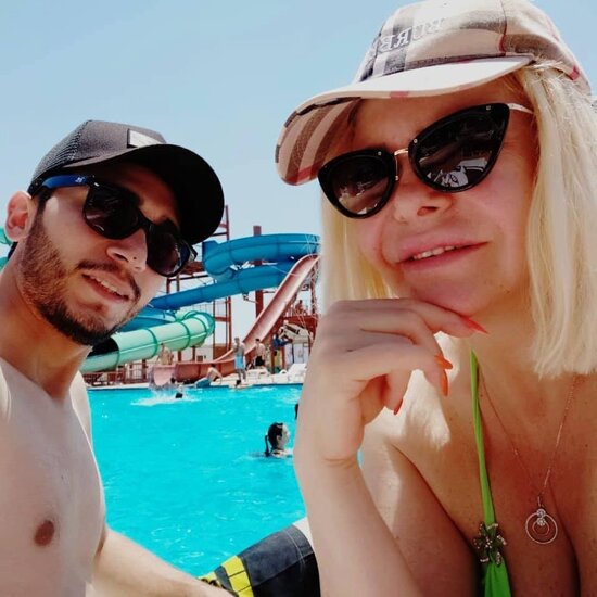 "Elit star" Cəmilə çimərlik geyimində gənc oğlanla - FOTO