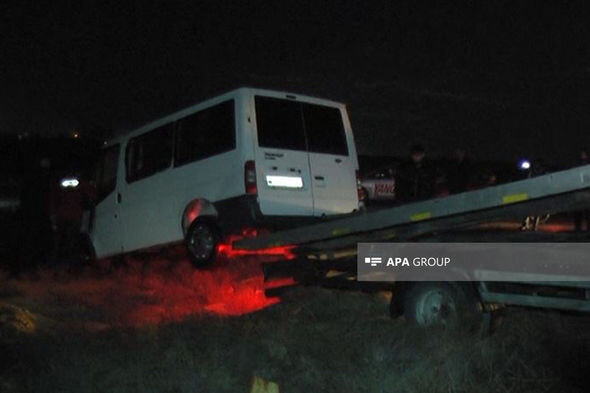 Bakıda mikroavtobus kanala düşüb - FOTO