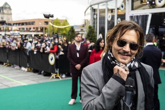 Conni Depp İstanbulda pərəstişkarları ilə görüşüb