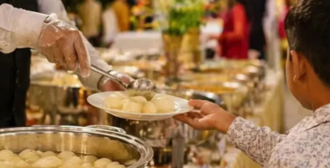 Toyda DƏHŞƏT: Ofisiant azyaşlı uşağı yanan sobaya atdı