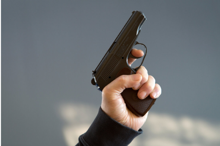 8 Martda arvadını təbrik edən kişilərə atəş açdı