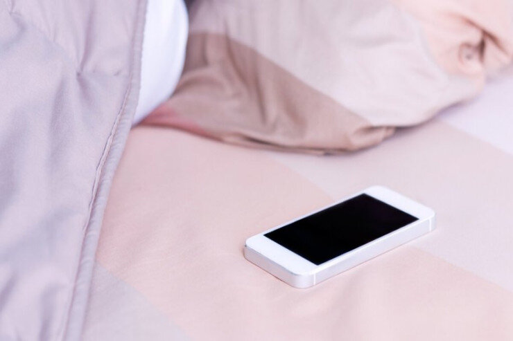 Niyə telefonuzu çarpayıya atmamalısınız? Bir çox istifadəçinin təhlükəli vərdişi