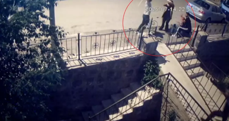 Fiziki məhdudiyyətli qadına 5 kişi hücum etdi – Təkərlı arabası qırıldı, silahla təhdid olundu