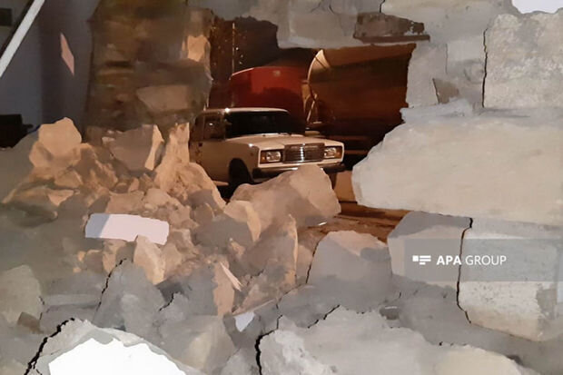 Gəncədə maşın işıq dirəyinə və evin divarına çırpılıb - FOTO