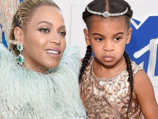 Anasının erotik rəqsini görən azyaşlı qız utancından bilmədi nə etsin - VİDEO