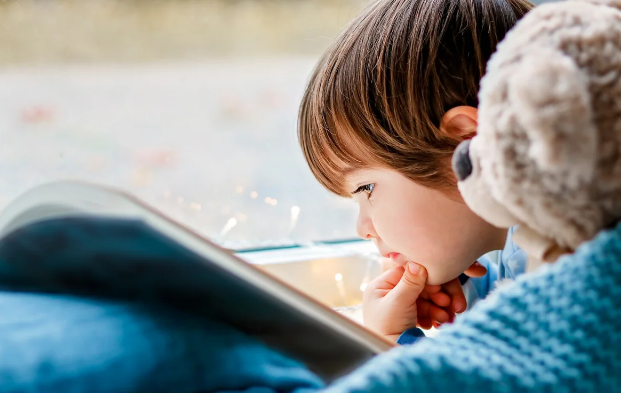 Uşaqları kitab oxumağa necə cəlb etmək olar? - Psixoloqdan mühüm tövsiyələr