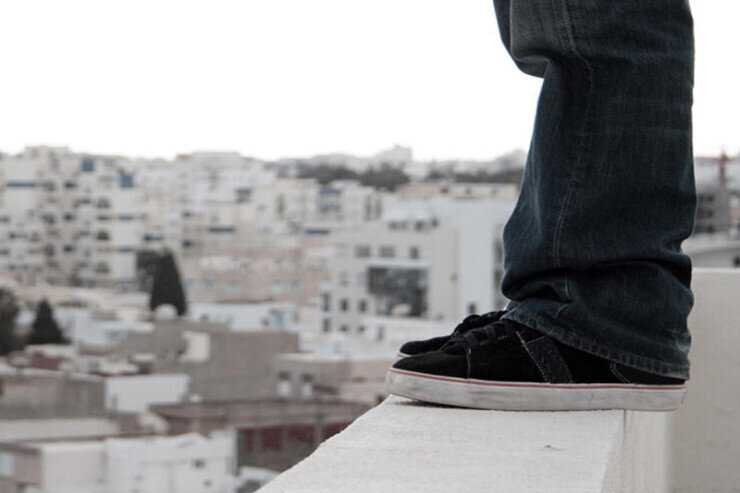 Bakıda kişi özünü binadan atmaq istədi