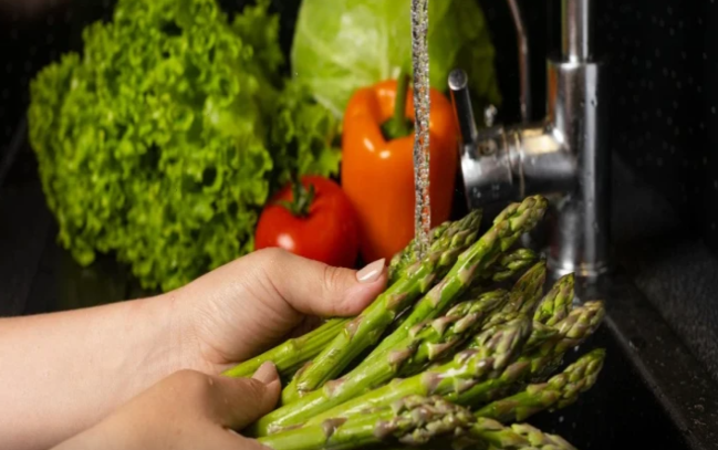 Hansı suda tərəvəzləri və otları yumaq daha yaxşıdır? — İsti yoxsa soyuq