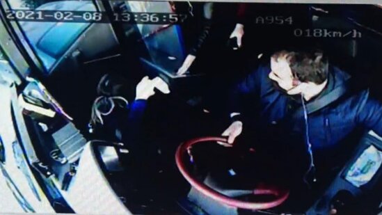 Avtobusdan düşmək istəyərkən başına iş gəldi - TÜKÜRPƏDİCİ GÖRÜNTÜLƏR - VİDEO