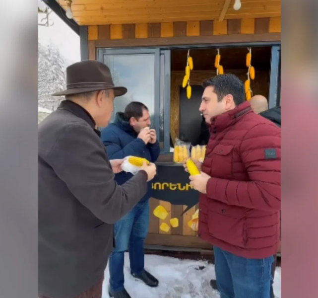 Paşinyan bu dəfə qarğıdalı yedi, pulunu isə Simonyandan aldı - VİDEO