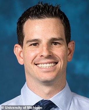 Avtomobildə sevişən cütlük bölməyə aparıldı - Biri universitet müəllimidir - FOTO