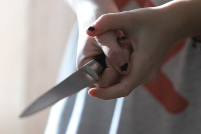 Ana azyaşlı qızlarını bıçaqlayıb intihar etdi