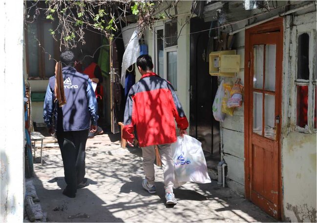 "Avrora MMC" aztəminatlı ailələrə bayram sovqatı çatdırıb