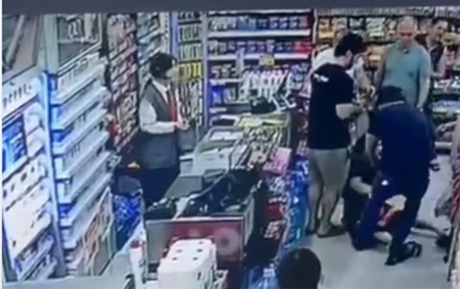 Bakıda kişi arvadını marketdə, autizm​li övladının gözü qarşısında döydü - Video