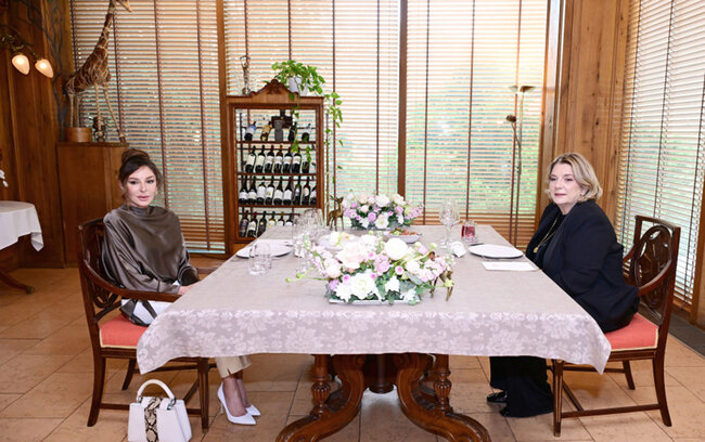 Birinci xanımlar lançda - Fotolar