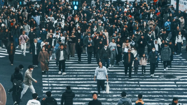 Son 30 ildə insanların küçədə yerimə sürəti niyə artıb?