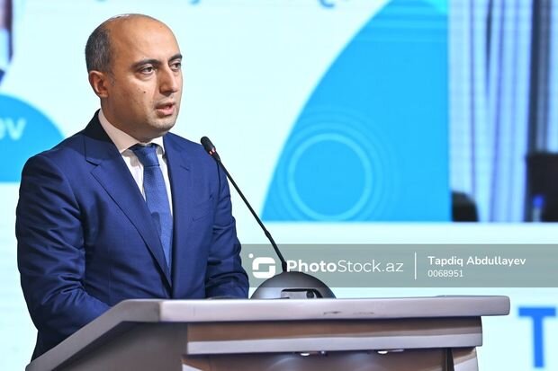 Elm və təhsil naziri: "Müəllimə açıqca, gül dəstəsi vermək olar, amma qızıl hədiyyəsi düzgün deyil"