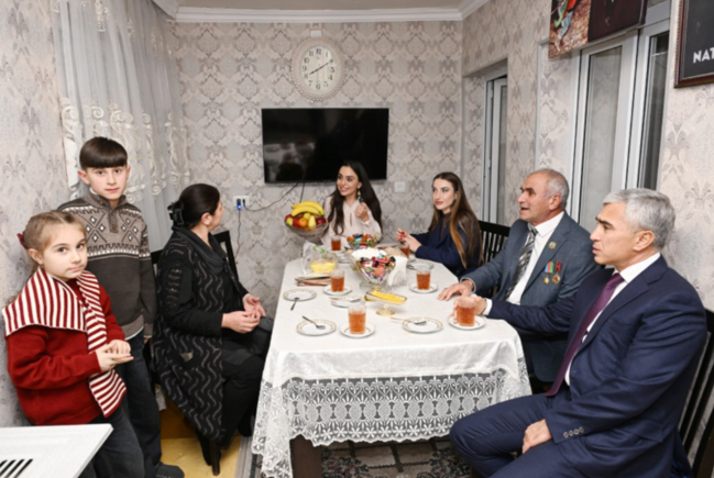 Leyla Əliyeva və Alyona Əliyeva Gəncə Memorial Kompleksini və Milli Qəhrəman Natiq Qasımovun ailəsini ziyarət ediblər