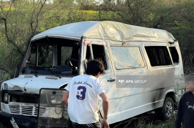 TƏCİLİ: Azərbaycanda şagirdləri daşıyan avtobus AŞDI - Hadisə yerindən GÖRÜNTÜLƏR - VİDEO