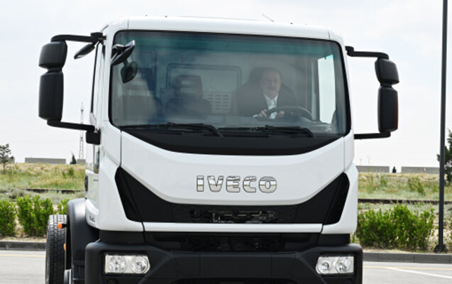 Prezidentin yük maşınını idarə etdiyi anın - Videosu