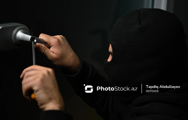 Hindistanlı gənc sevgisinin sübutu üçün doqquz evi qarət etdi