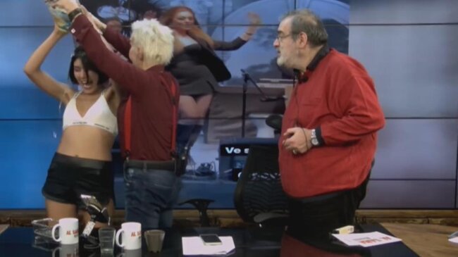 Qiymətlərin artmasını istəyən gənc canlı yayımda üzərinə yağ tökdü - VİDEO