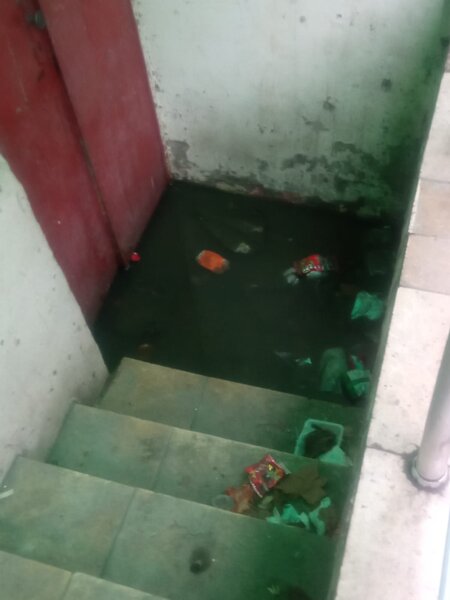 Nərimanovda binanın zirzəmidəki su bloklara çıxıb, RİH tədbir görmür (FOTO)