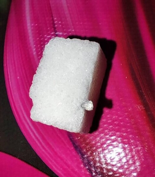 "Ləzzət" doğranmış qənddən dəmir çıxdı