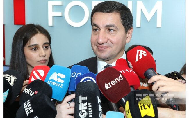 Hikmət Hacıyev: Prezidentin jurnalistlərin suallarını açıq cavablandırması Azərbaycana qarşı dezinformasiya cəbhəsinin yarılması üçün vacibdir