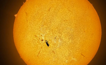 Günəşin qarşısından düşən adam: Tarixi foto necə çəkilib?