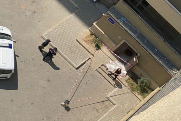 Eyni binada müəmmalı intiharlar: Qızlardan birinin meyiti soyuq olub - FOTO/VİDEO