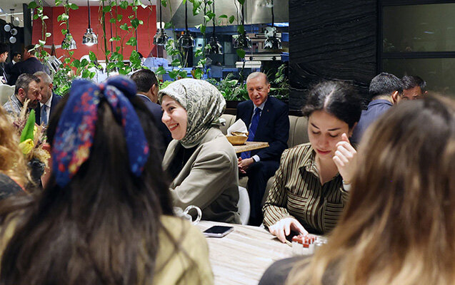 Ərdoğan vətəndaşlarla kafedə - Video