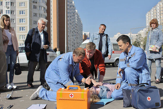Rusiyada səkkizinci mərtəbədən yıxılan qadın qalxıb evinə gedərək təcili yardım çağırdı - VİDEO