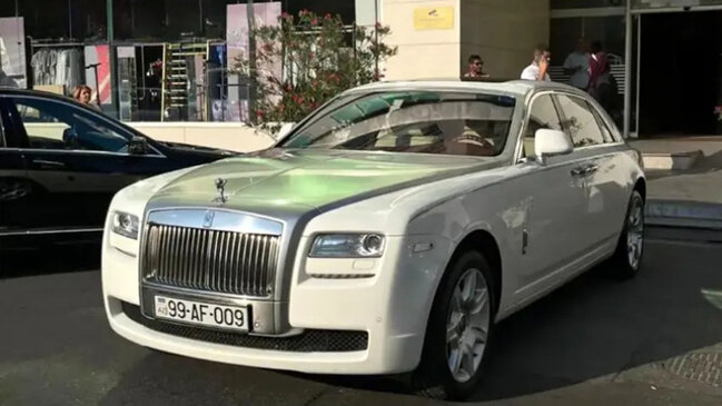 Bakıda hərraca çıxarılan lüks "Rolls Royce"un sahibi kimdir? (FOTOLAR)