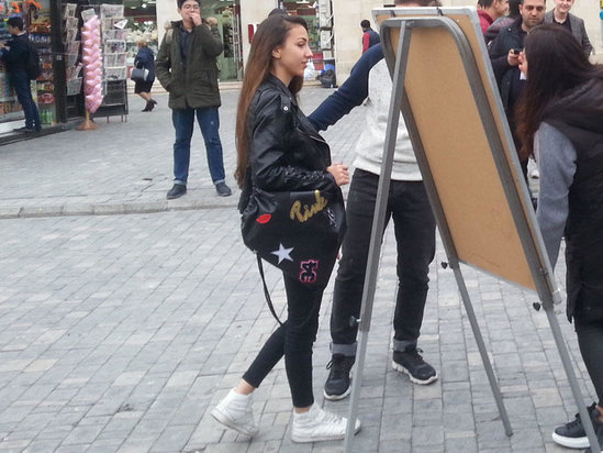 Bakı küçələrində rəssamlıq edən azərbaycanlı müğənni kimdir? - FOTO