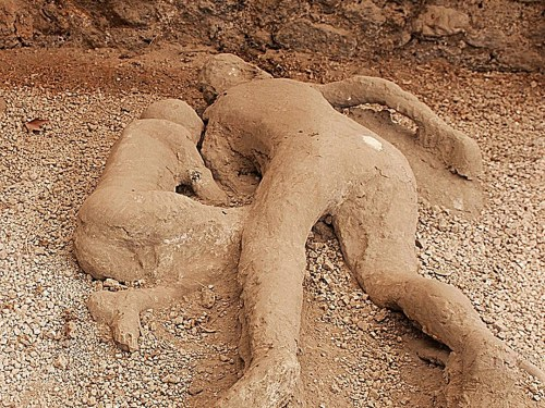 Marsda heykələ dönmüş qadın tapıldı — FOTO