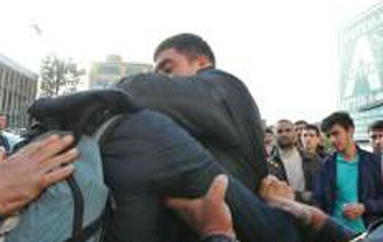 Azərbaycanlı müğənnini döydülər - VİDEO