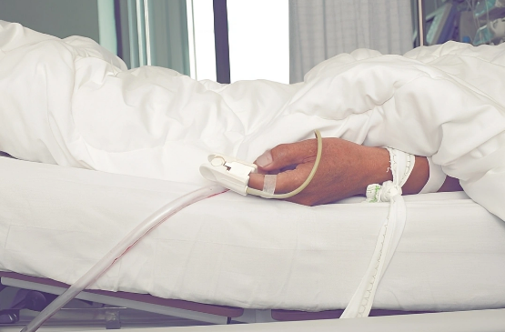 Oğuzda baş verən qəzada xəsarət alan qadın xəstəxanada ÖLDÜ