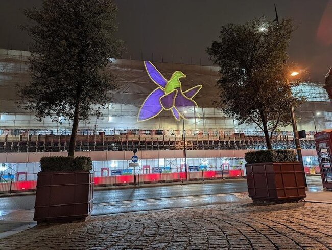 Britaniyada binalar bayrağımızın rənglərinə boyandı - Fotolar