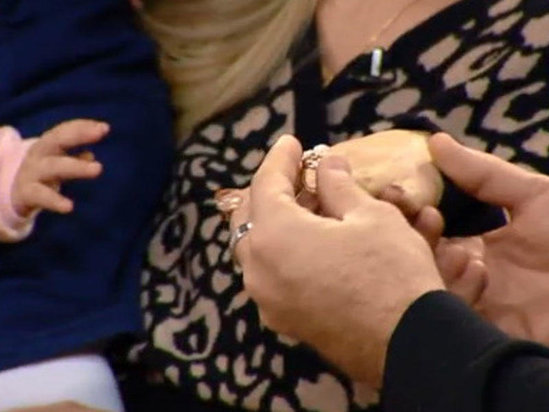 Zaurun verilişinə çıxdığı üçün arvadına brilliant qaşlı qızıl üzük bağışladı - FOTO