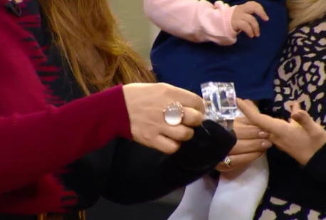 Zaurun verilişinə çıxdığı üçün arvadına brilliant qaşlı qızıl üzük bağışladı - FOTO