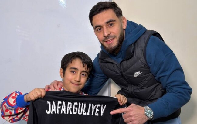 Sığınacaqda futbolu tək izləyən Əkbəri ziyarətə getdi