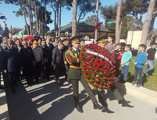 Müdafiə Nazirliyinin rəhbər heyəti şəhidlərin dəfn və yas mərasimlərində iştirak edib