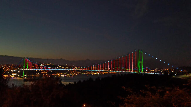 İstanbulun körpüləri Azərbaycan bayrağının rənglərinə büründü - FOTO